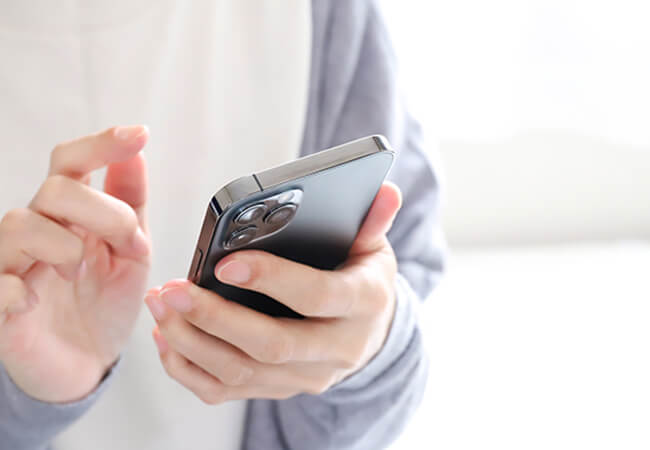 スマホでWEB予約をしている様子