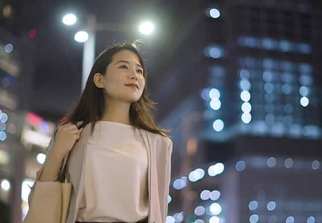 仕事帰りの若い女性